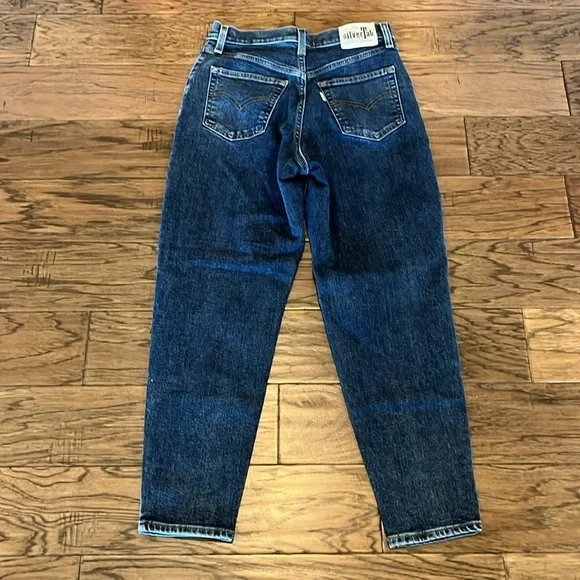 Levi’s Silver Tab Mom Jean Relaxed Fit High Rise Size 27 - Picture 2 of 16
